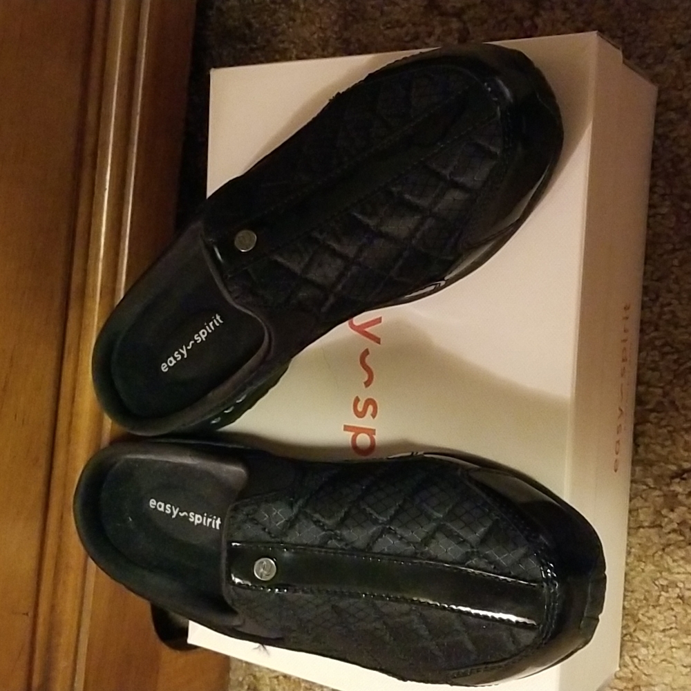Easy spirit slide on shoes 8.5 WIDE